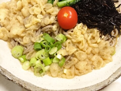 カレー皿で食べるひじき天かす入りのそば